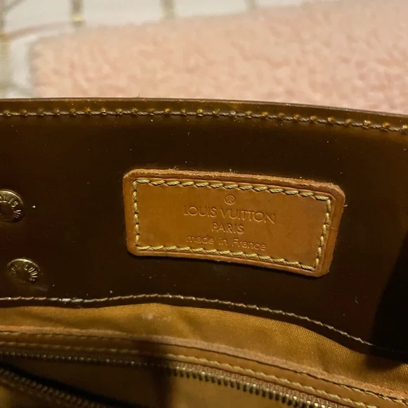 LOUIS VUITTON TOTE.. BRONZE VERNIS DESIGN. GREAT BAG Stored in a dust bag. - Picture 7 of 11